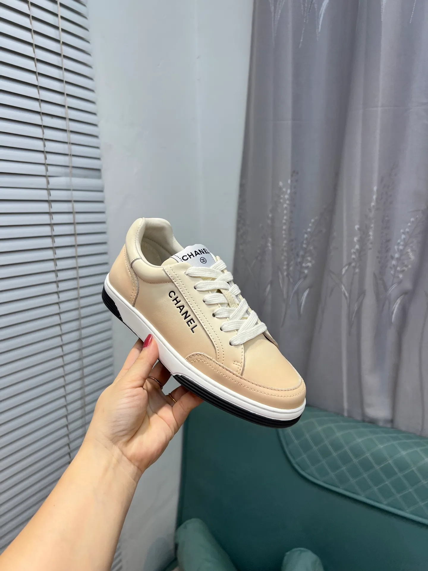 Men's men's shoes💰660 Exclusive real shots (top version) CHANEL Chanel's new panda sneakers Panda shoes Chanel 2025ss color matching thick-soled casual sports shoes sneakers Counter synchronization The counter is very popular Very difficult to buy a shoe The most popular thick-soled panda shoes on the Internet It is obvious that Xiaoxiang control cannot miss it Simple and versatile white shoes that have both good looks and comfort Thick sole increases height, is super versatile and can be worn with eyes closed😍 Whoever wears it will look better. Upper: calfskin. Lining: imported sheepskin lining. Outsole: TPU original outsole. Size: 35-44 (41 for women, 40 for men, custom made).
